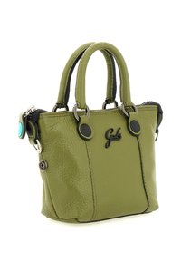 Piccola borsa a tracolla in pelle verde oliva con doppi manici, cuciture nere, dettaglio blu a forma di bottone e logo nero sulla parte anteriore.