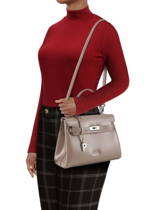 Borsa a tracolla in pelle beige con forma strutturata, manico superiore e tracolla removibile. Presenta un'etichetta con il logo e dettagli in metallo argentato.