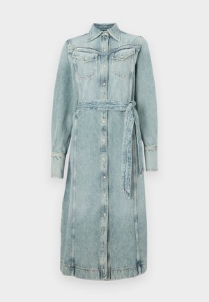 Lys blå denim skjorteklær med knappefront, to brystlommer og belte i matchende farge. Lange ermer og rette silhuett.