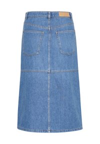Jeanskjol i ljusblått, knälång, med två bakfickor, synlig sömsdetalj och en slät, texturerad yta.