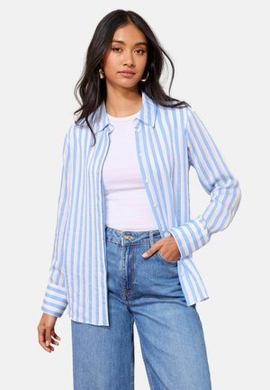 Leichtes Hemd mit Knopfleiste, blauen und weißen vertikalen Streifen, legerer Passform, langen Ärmeln und klassischem Kragen, kombiniert mit hoch tailliertem Denim.