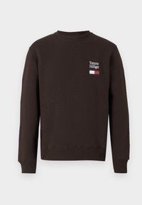 Mørkebrune sweatshirt med rund hals, ribbestrikkede mansjetter og hem; har et hvitt brodert logo og flaggemblem på brystet.