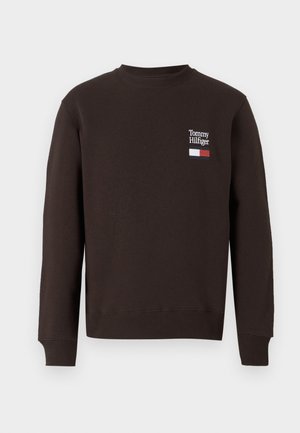 Donkerbruine sweatshirt met ronde hals, geribbelde manchetten en zoom; voorzien van een witte geborduurde logo en vlagembleem op de borst.