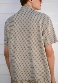 Next REGULAR FIT - TEXTURED STRIPE - Vapaa-ajan kauluspaita - neutral geometric