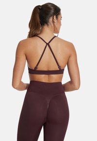 SQUATPROOF DRILL - Sportski grudnjak s blagom potporom - redwine