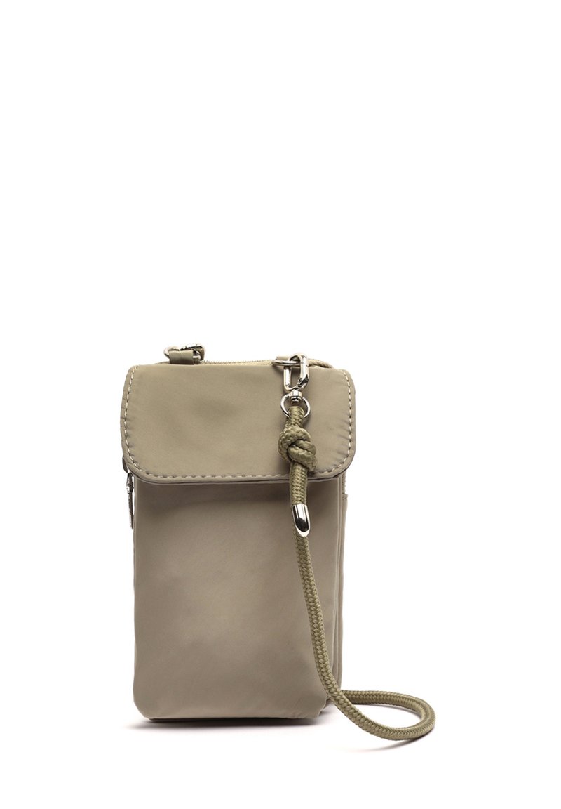 Smėlinė per petį nešama rankinė, pagaminta iš lygaus medžiagos, su užsegamu užlenkiamu dangteliu, užtrauktuku ir mazginėmis virvėmis nešimui.