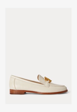 Κρεμ δερμάτινο μοκασίνι με χαμηλό ξύλινο τακούνι και χρυσό διακοσμητικό αγκράφα στο πάνω μέρος.