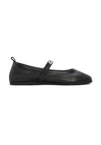 Bailarinas de cuero negro con punta redondeada y una correa que presenta una hebilla rectangular de plata. Textura suave y suela plana.