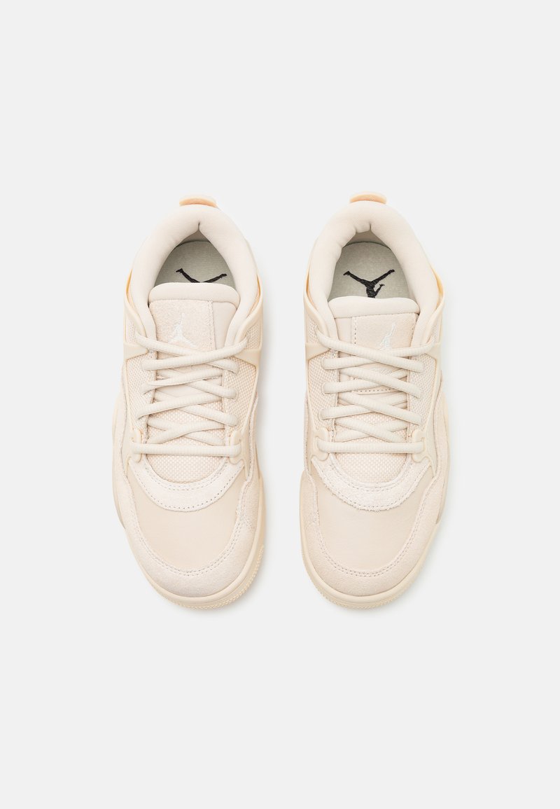 Beżowe sneakersy o gładkiej skórzanej i siateczkowej teksturze. Zapięcie na sznurówki, wyściełany kołnierz oraz czarny akcent logo na języku.
