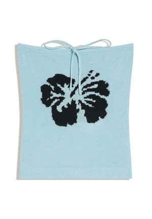 Top tube tricoté bleu clair avec motif fleur d'hibiscus noire et fine lanière à nouer au centre en haut.