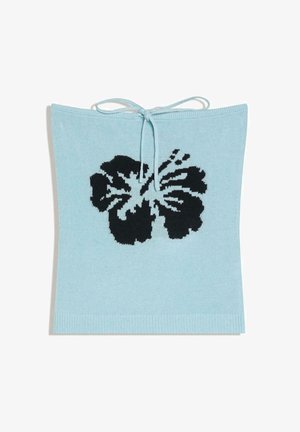 Világoskék kötött csőtop fekete hibiszkuszvirág mintával és vékony megkötős pánttal a tetején középen.