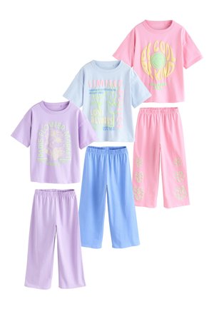 Tri pastelovo sfarbené súpravy pyžám s krátkym rukávom a širokými nohavicami, s potlačou pozitívnych odkazov a kvetinových vzorov.