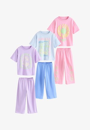 Tri pastelovo sfarbené súpravy pyžám s krátkym rukávom a širokými nohavicami, s potlačou pozitívnych odkazov a kvetinových vzorov.