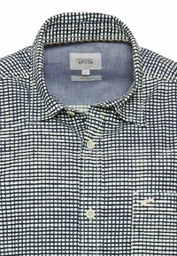 Knoopshirt van een katoenmix met een navyblauwe en witte ruitpatroon, zachte textuur, regular fit, met een label en zakdetail.