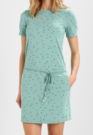 Robe courte turquoise avec petits imprimés d'oiseaux noirs et roses, manches courtes, col rond et ceinture à la taille avec des accents de perles.