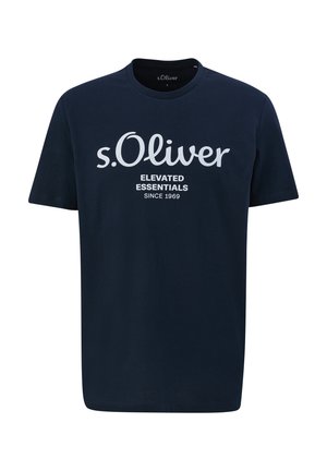T-shirt in cotone blu navy con maniche corte e scollatura a girocollo. Presenta testo stampato bianco: "s. Oliver ELEVATED ESSENTIALS SINCE 1969."