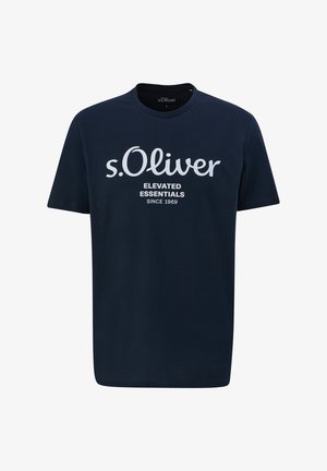 T-shirt in cotone blu navy con maniche corte e scollatura a girocollo. Presenta testo stampato bianco: "s. Oliver ELEVATED ESSENTIALS SINCE 1969."