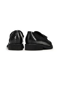 Zwarte schoenen met een gestructureerd, slangenachtig patroon, een ronde neus en een lage, zwarte rubberen zool. Eenvoudig vetersluiting ontwerp.