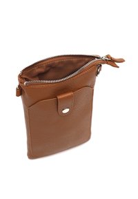 Brązowa skórzana torba z fakturowanym wykończeniem, zapięcie na zamek błyskawiczny i kieszeń z zatrzaskiem z przodu. Wnętrze wykończone gładkim materiałem. Kompaktowy kształt.
