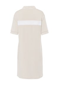 Robe beige clair à col avec des manches courtes, dotée d'un panneau en maille blanche dans le dos, fabriquée en tissu doux, avec une coupe droite.