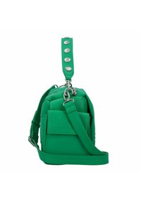 Sac bandoulière en cuir vert avec une finition texturée, une bandoulière ajustable et des accents en métal argenté. Dispose d'une poche latérale et d'une forme structurée.