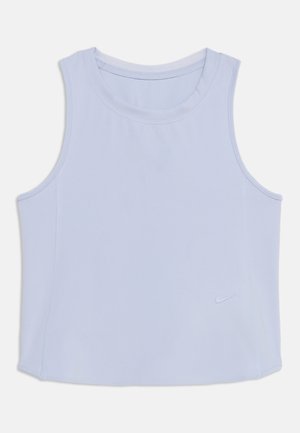 Bezruký športový tielko svetlomodrej farby s okrúhlym výstrihom a malým logom Nike blízko spodného lemu na jednoduchom pozadí.