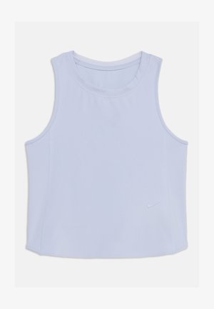 Camiseta deportiva sin mangas de color azul claro con escote redondo y pequeño logo de Nike cerca del dobladillo sobre fondo liso.