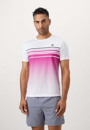Weißes T-Shirt mit kurzen Ärmeln, das einen rosa Farbverlauf, horizontale Streifen und ein kleines schwarzes Logo auf der Brust aufweist. Kombiniert mit grauen Shorts.