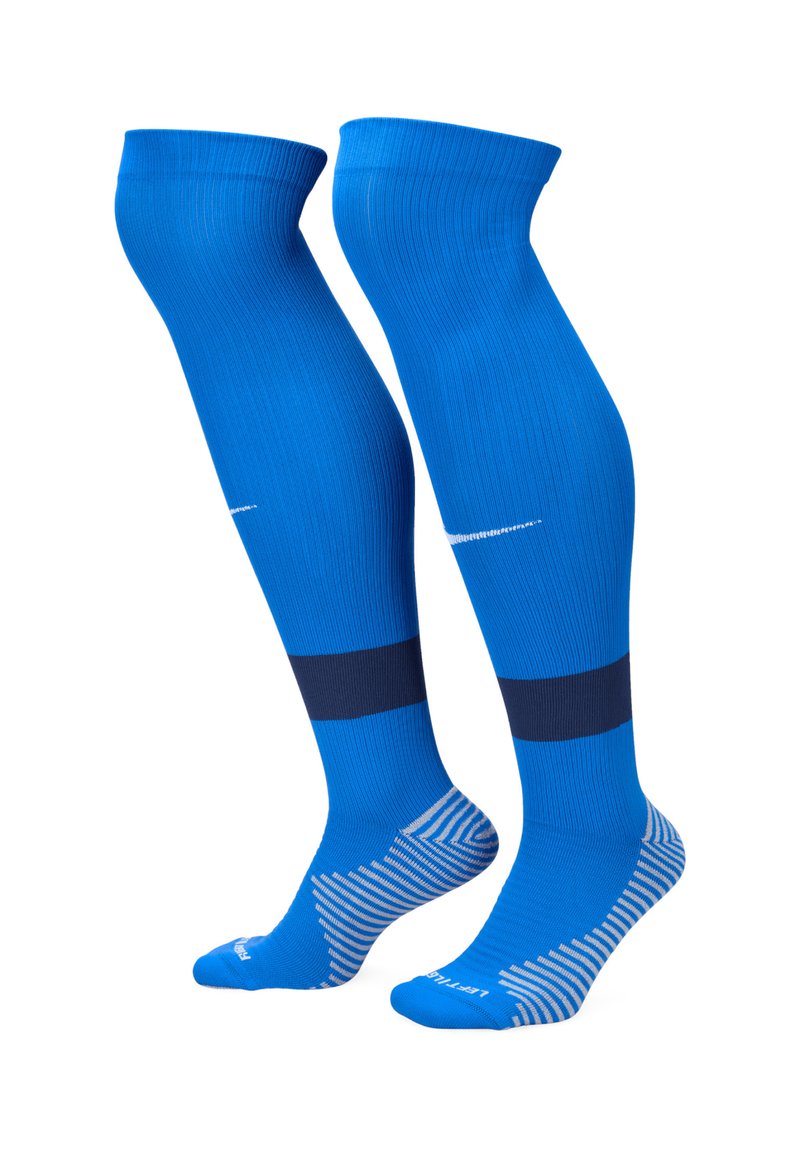 Blauwe compressiekousen met een geribbelde textuur, voorzien van donkerblauwe horizontale strepen en een patroon in het voetgedeelte met lichte details.
