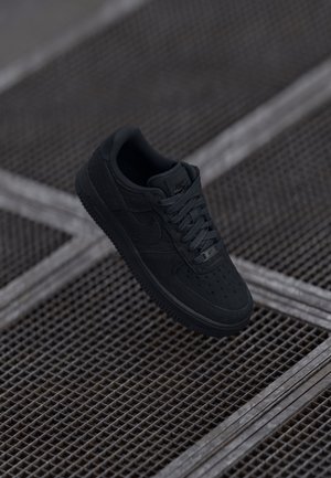 Trainers - black