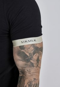 SIKSILK TECH - T-shirt - bas - black