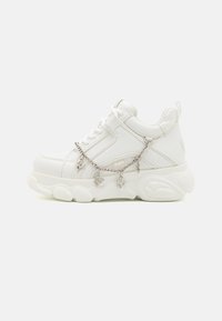Weiße Sneakers mit dicker Sohle, strukturiertem Obermaterial aus Leder und dekorativer Metallkette mit Anhängern. Sie verfügen über eine Schnürung und einen gepolsterten Kragen.