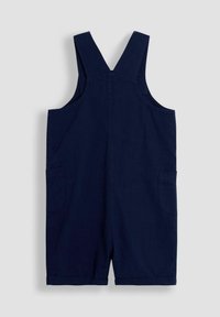 Salopette en denim bleu marine avec de larges bretelles, deux poches avant et un ourlet roulé. Texture lisse, design décontracté, adapté aux temps chauds.