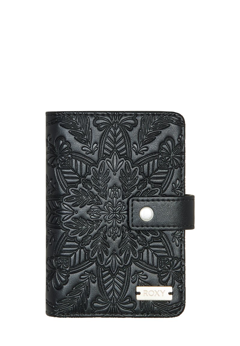Czarny portfel z wytłoczonym kwiatowym wzorem, zapięcie na magnes i metalową tabliczką "ROXY". Kompaktowy prostokątny kształt o teksturowanym wykończeniu.