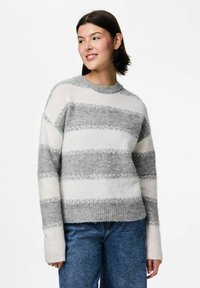 Grå och vit randig tröja med rund halsringning, mjukt material och långa ärmar med ribbade muddarna. Avslappnad passform och mysigt tyg.