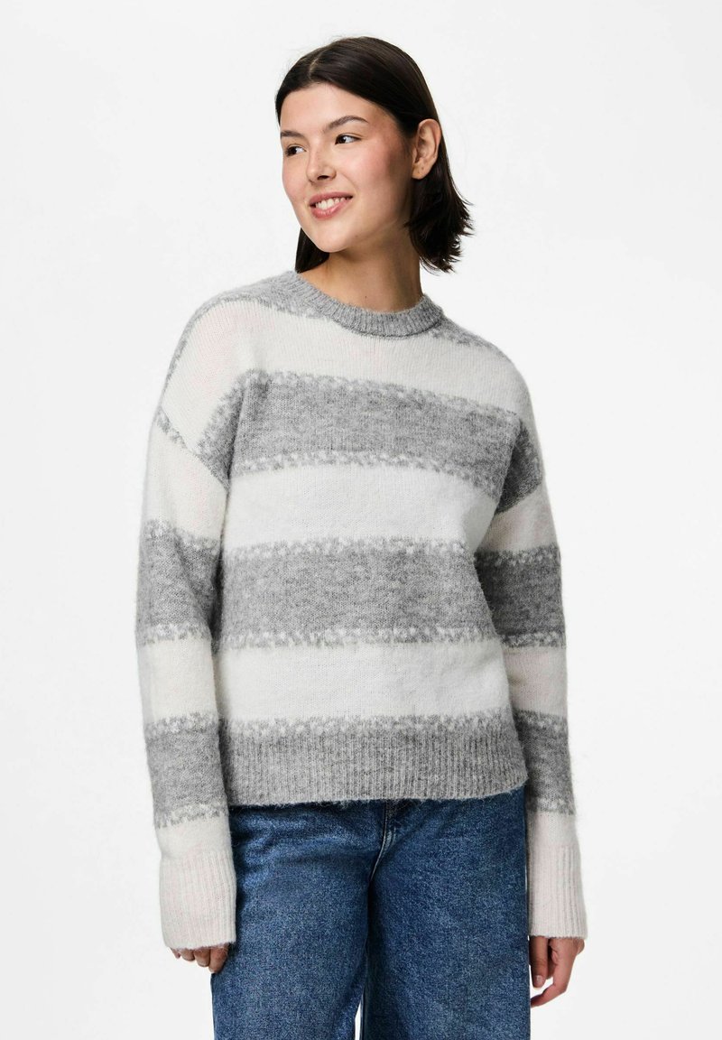 Grå och vit randig tröja med rund halsringning, mjukt material och långa ärmar med ribbade muddarna. Avslappnad passform och mysigt tyg.