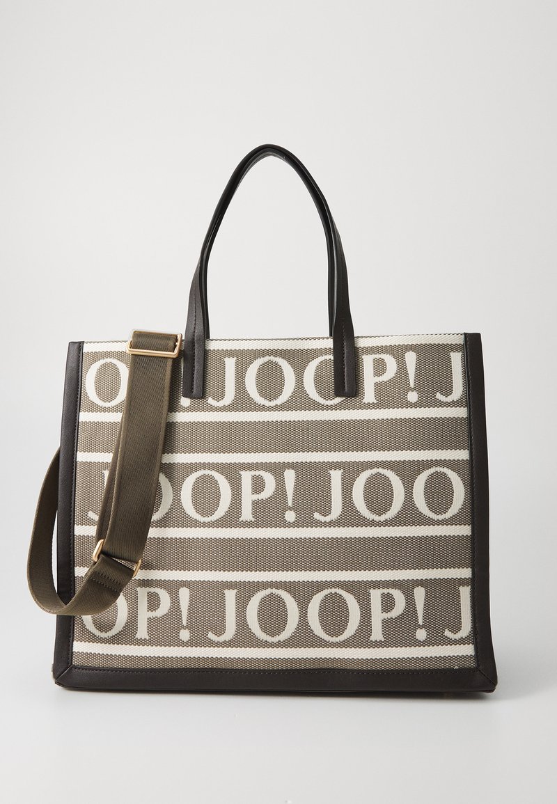 Torba na ramię z tkaniny tkanej w kremowym i brązowym kolorze, z wzorami logo "JOOP!". W komplecie brązowe skórzane uchwyty oraz regulowany pasek na ramię.