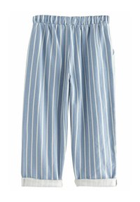 Pantalon bleu clair à rayures verticales blanches, taille élastique et revers retroussés sur fond blanc.
