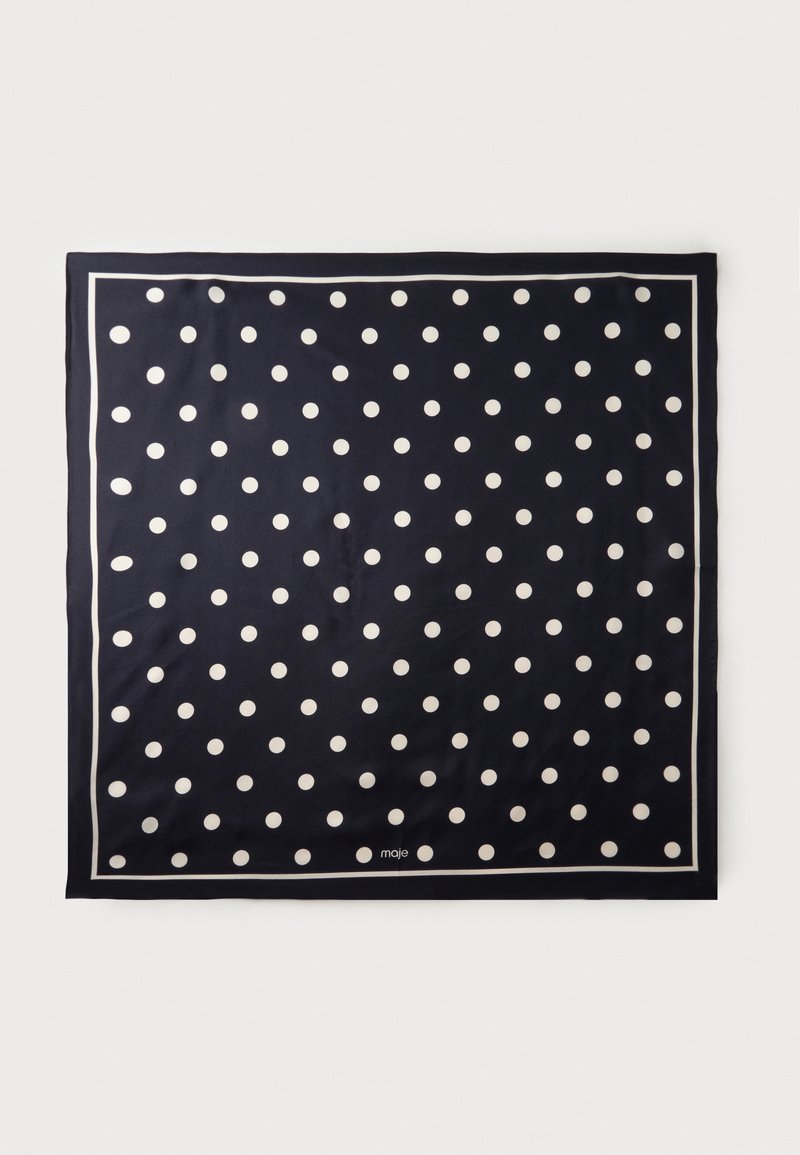 Foulard carré noir avec des pois blancs uniformément espacés et une fine bordure blanche. Le nom de la marque est près d'un bord.