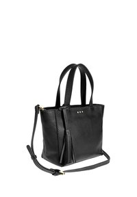 Sac fourre-tout en cuir noir avec deux courtes poignées et une bandoulière amovible. Comprend un pompon et trois clous décoratifs dorés.