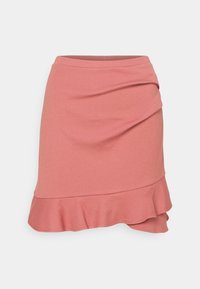 Różowa dzianinowa spódnica z dopasowanym pasem, marszczonym wzorem i falbaną na dole dla dodatkowej faktury i ruchu. Gładka tkanina z delikatnym prążkowaniem.