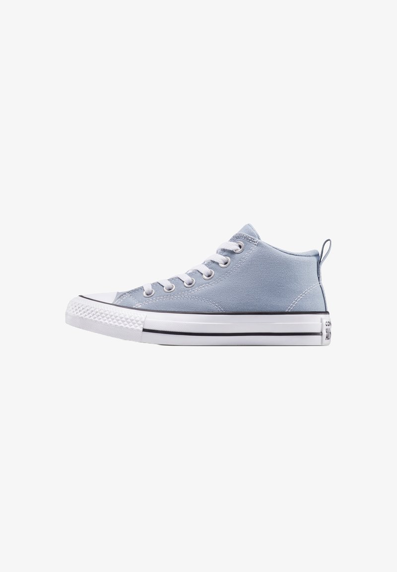 Baskets montantes en toile bleu clair avec des semelles en caoutchouc blanc, des détails en rayures noires et des lacets blancs. Présente un embout texturé.