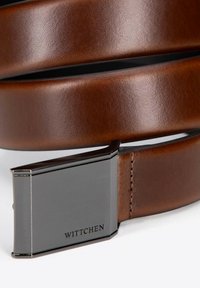Cinturón de cuero marrón con una textura suave y una hebilla metálica rectangular con un acabado negro pulido y el nombre de la marca en relieve.