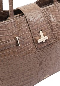 Krokodil-embossed bruine handtas met een gladde textuur, voorzien van een gouden hardwareaccent en een klep sluiting.