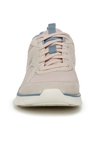 Sneaker chiaro caratterizzato da un mix di materiali in camoscio e rete, con punta tonda, lacci piatti e una suola testurizzata con accenti in azzurro chiaro a contrasto.