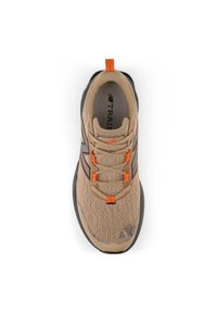 Beige sportsko med mesh-overdel, grå detaljer og orange snørebånd. Har en rund tå og en sort gummisål for godt greb.