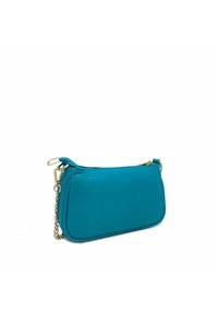 Teal läderhandväska med en mjuk yta, rund form och guldkedjeslinga. Har en dragkedjestängning och minimalistisk design.