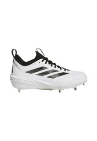 Chaussure de sport blanche avec des accents noirs, dotée d'une tige texturée, d'un système de laçage et de clous en métal sur la semelle pour une meilleure adhérence.