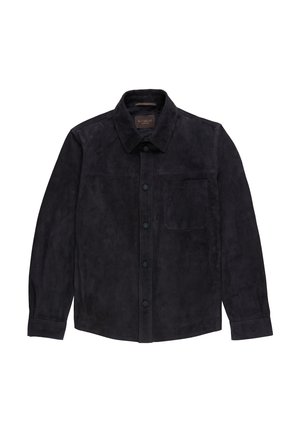 Zwarte suède blousejas met knopen, lange mouwen, kraag en een enkele borstzak, plat neergelegd op een witte achtergrond.