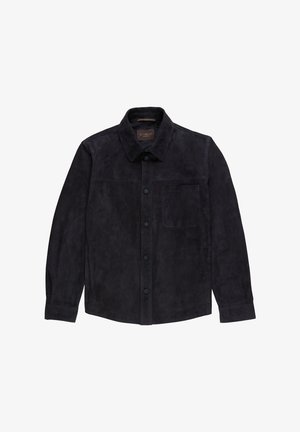 Czarna zamszowa kurtka na guziki z długimi rękawami, kołnierzem i pojedynczą kieszenią na piersi, rozłożona płasko na białym tle.